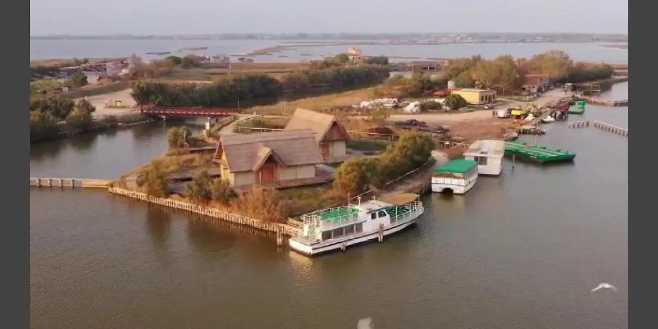 Marina Degli Estensi Floating Resort Llido Degli Estensi Botel